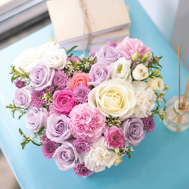 Caja de flores mixtas en forma de corazón