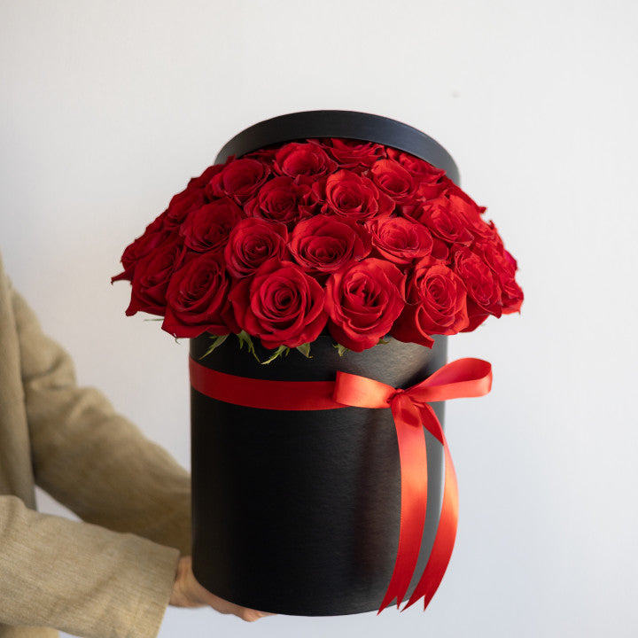 Caja de rosas rojas con firma