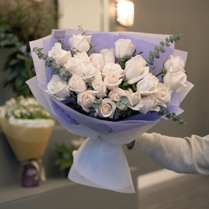 Ramo de dos docenas de rosas blancas